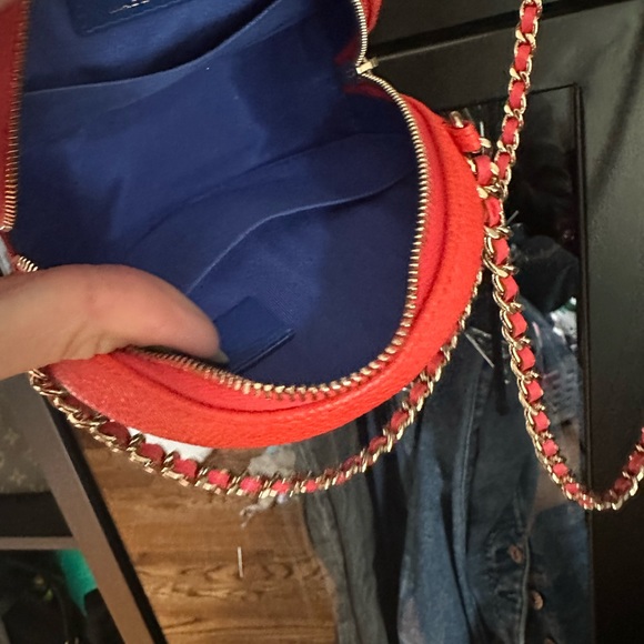 CHANEL Caviar Quilted Filigree cross body purse and dust bag. - Picture 3 of 8